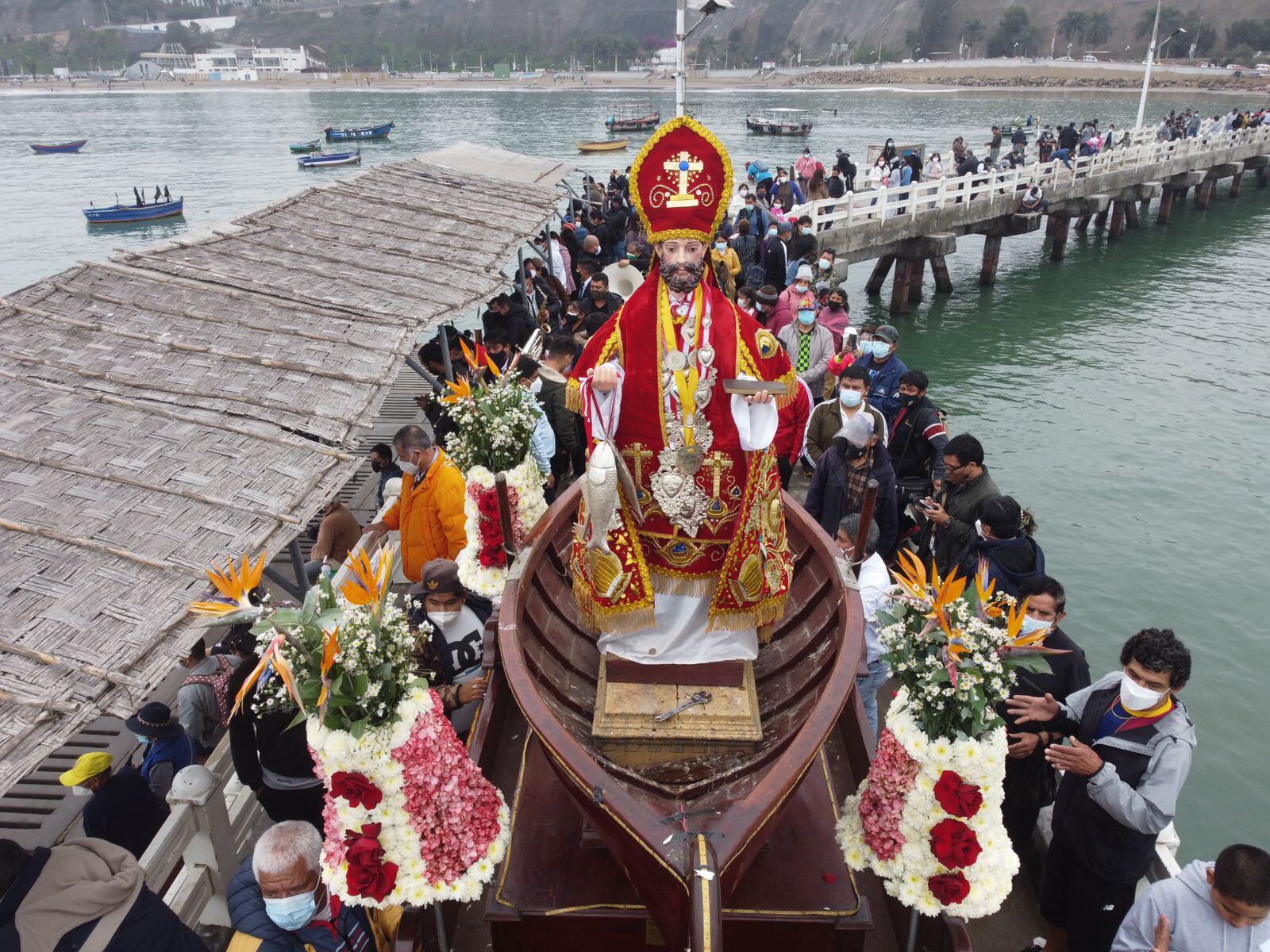 La salida de la imagen de San Pedro en procesión en la playa Pescadores, Chorrillos, es en conmemoración por el Día del Pescador (Foto: Cesar Campos/ @photo.gec)