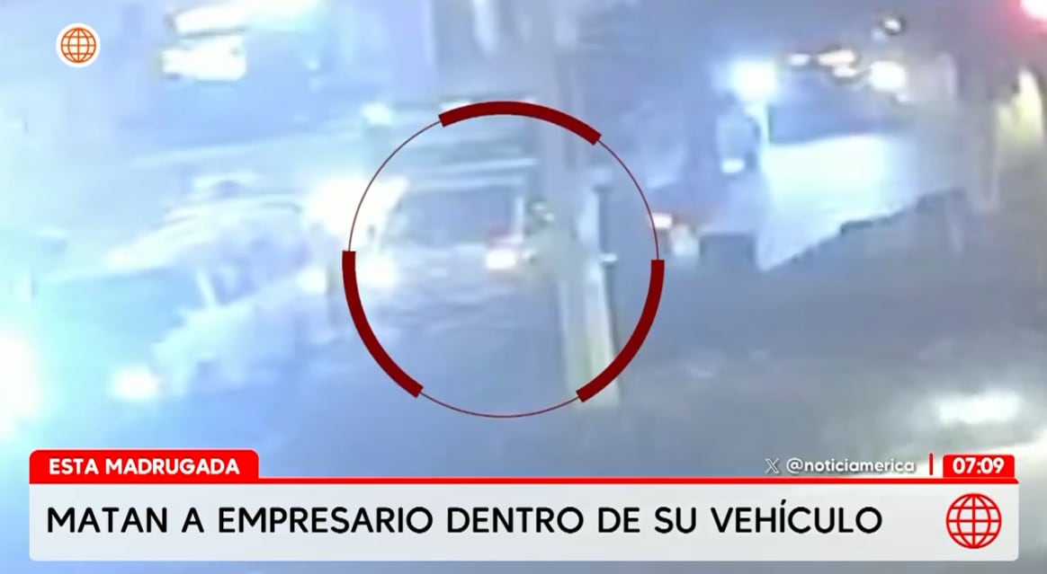 Cámara registró el momento en que sicarios en moto lineal se acercaron al camión y dispararon contra el empresario, causándole la muerte.