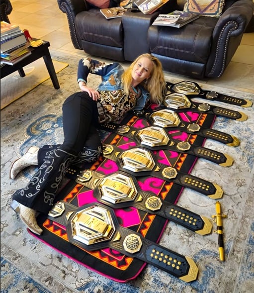 Valentina Shevchenko posa con todos sus cinturones del UFC. (@bulletvalentina)