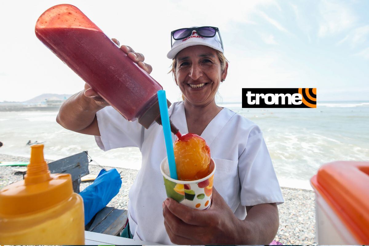 Doña Charito preparando sus deliciosas raspadillas. (Foto: Lenin Tadeo/Trome)
