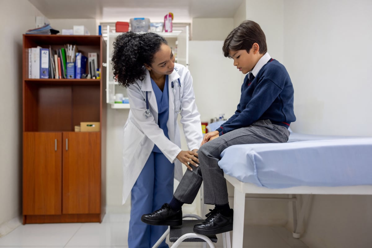 El pediatra Carlos Chacón comparte claves para entender el dolor de piernas en niños, una molestia común que suele generar dudas y preocupación en casa. Foto: Istock.