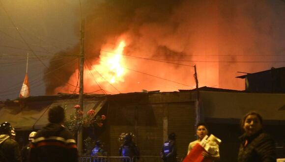 Mesa Redonda: incendio de gran magnitud consume galería comercial