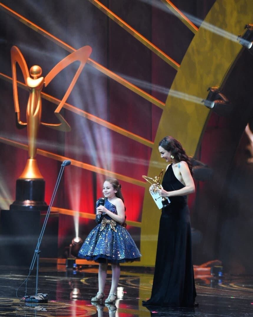 Aylin Akpınar emocionada tras recibir su premio (Foto: Aylin Akpınar/Instagram)