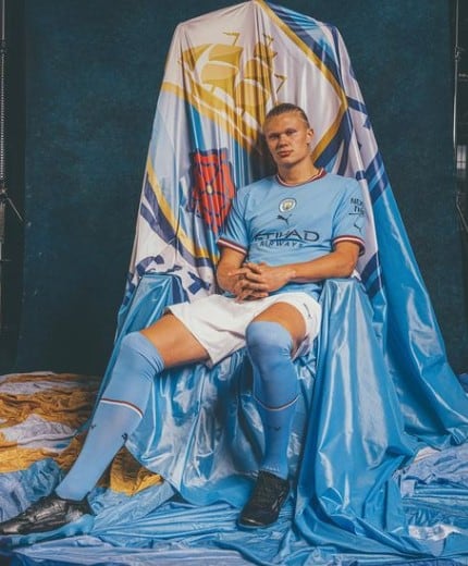 Vestido de celeste y en un trono, Haaland fue oficializado como nuevo fichaje de Pep Guardiola (Foto: Erling Haaland/Instagram)