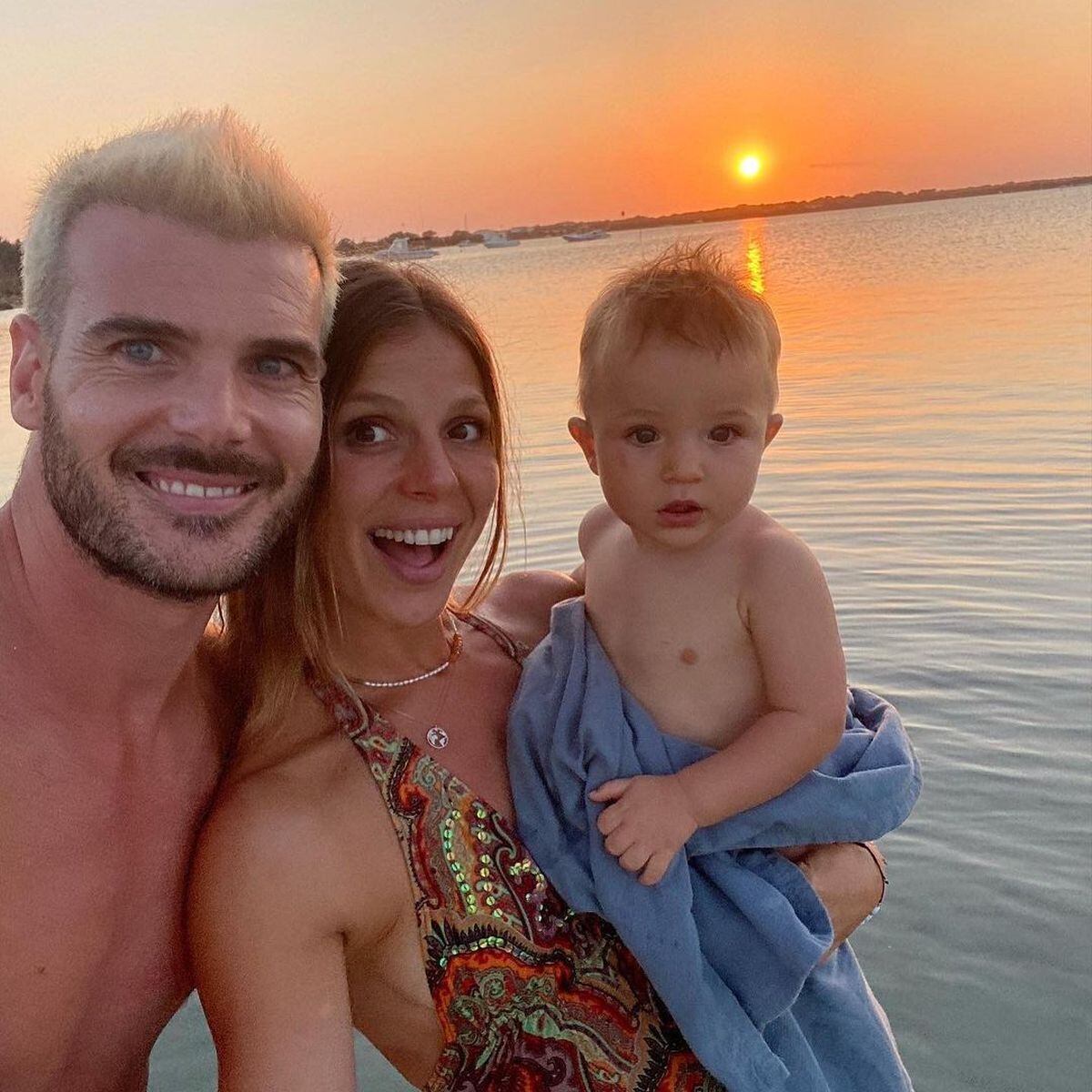 Tomás junto a su esposo y su segundo hijo (Foto: Núria Tomás / Instagram)