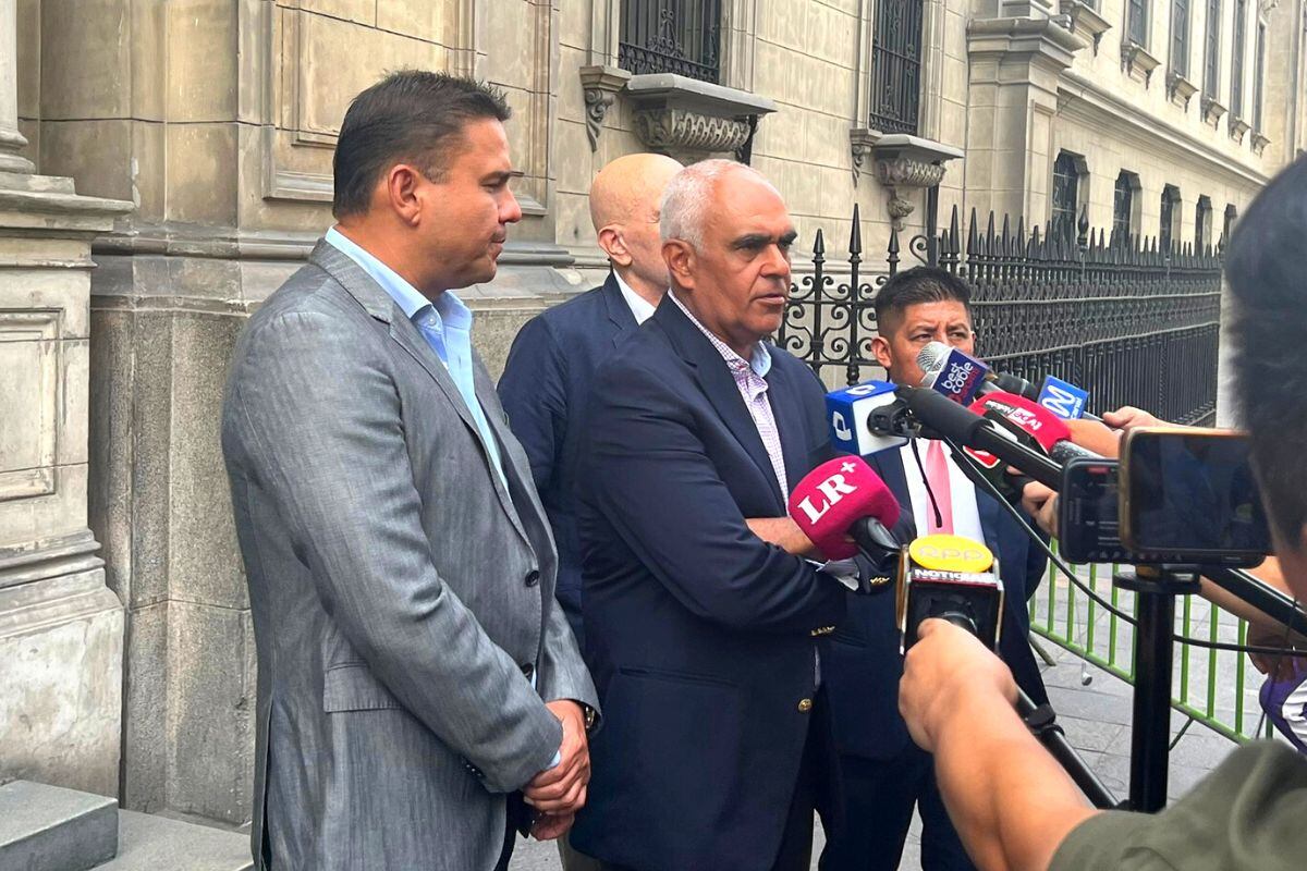 Clubes a la salida de reunión en la PCM (@eduardocombe)