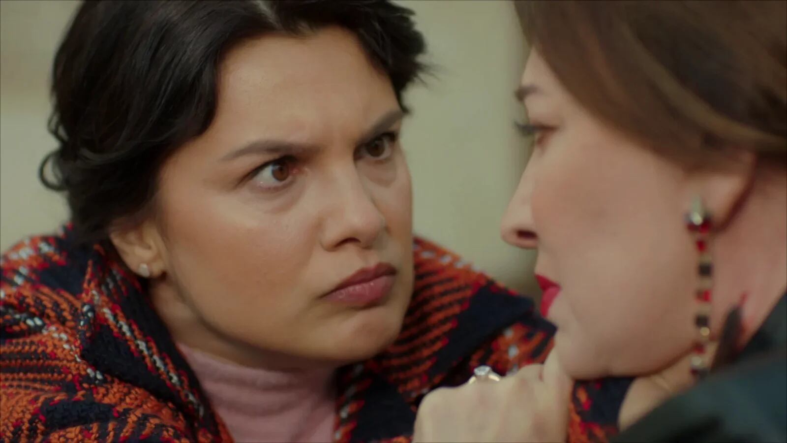 Zehra trata de hacer justicia con sus propias manos (Foto: Mia Yapım)