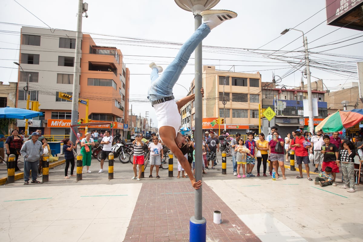 ¡Es todo un showman! Una vez que se apodera del escenario, no lo suelta. Foto: Violeta Ayasta.