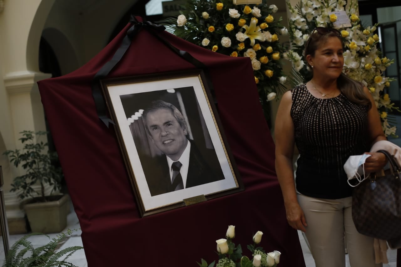 Luis Castañeda, alcalde de Lima entre el 2003 - 2010 y 2015 -2018, murió la madrugada de este miércoles. Sus restos son velados en el Palacio Municipal de Lima. ( Foto: César Bueno / @photo.gec)