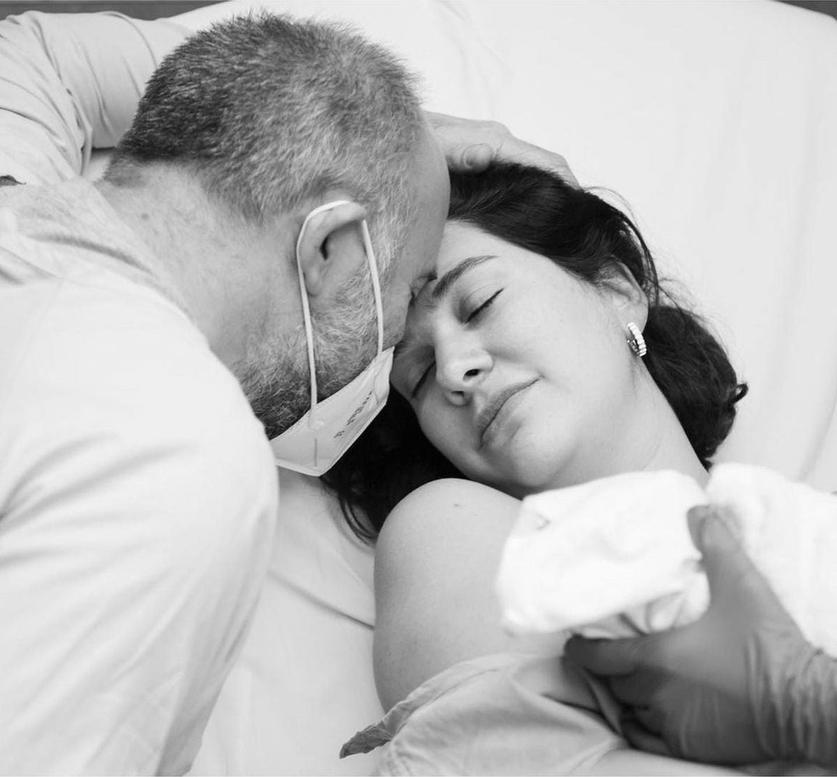 Bergüzar Korel y Halit Ergenç junto a su pequeña Leyla (Foto: Bergüzar Korel/Instagram)