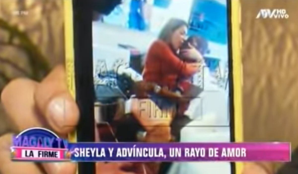 Sheyla Rojas y Luis Advíncula besándose en un local nocturno (Foto; Magaly TV La firme)