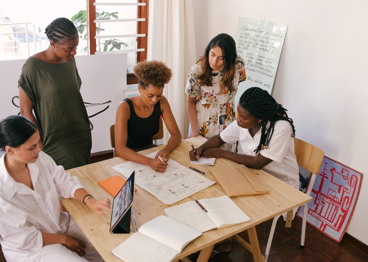 Un adecuado clima laboral permite el desarrollo de buenas relaciones interpersonales, las cuales favorecen a un buen desempeño laboral, por ende, el logro de los objetivos y una mayor satisfacción laboral.
