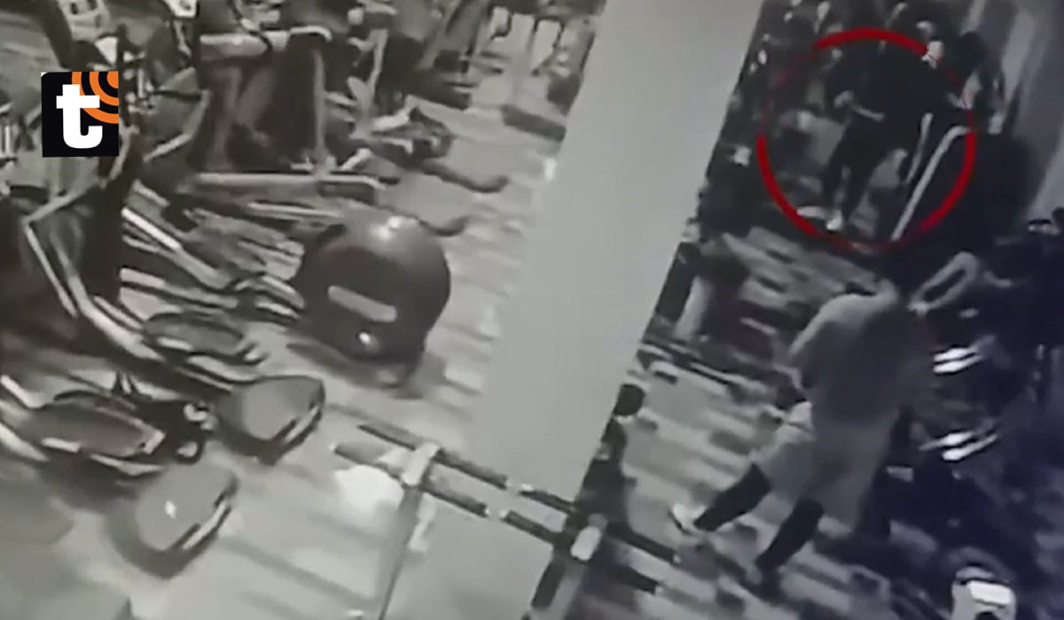 Las imágenes muestran a la usuaria desplazándose entre las máquinas de entrenamiento cuando, de manera inesperada, se agacha y termina precipitándose al interior del buzón.