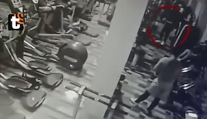 ¡Pánico en Ate! Mujer cae a buzón que estaba dentro de gimnasio y termina herida