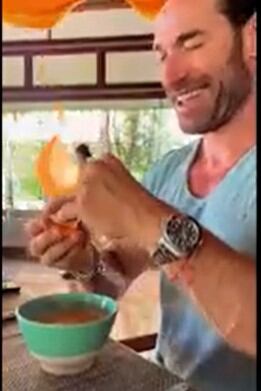 Con una tímida sonrisa, el actor reaccionó al elogio de pareja (Foto: Angelique Boyer/Instagram)