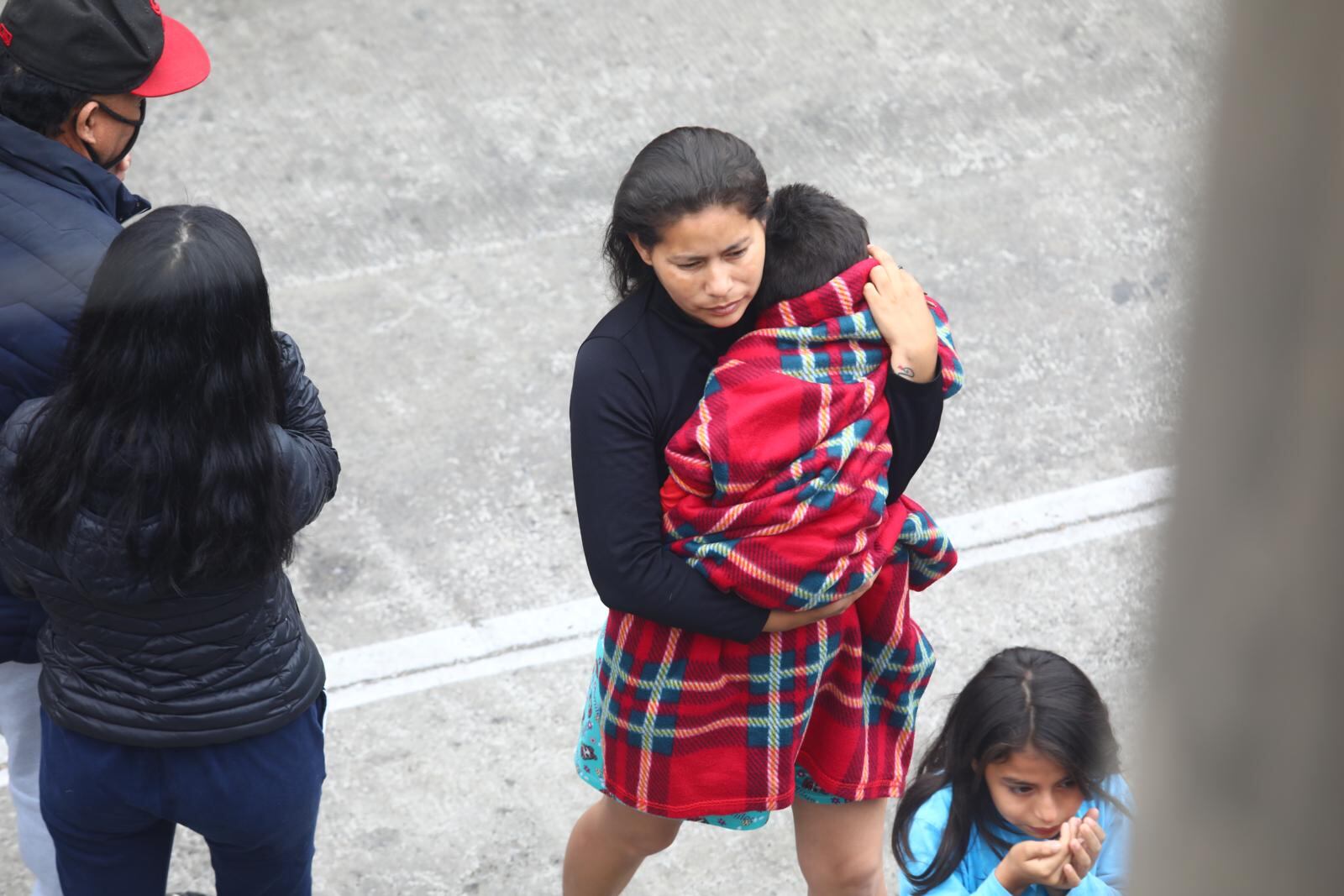 Algunos cargaron a sus bebés, otros arriesgaron sus vidas para rescatar muebles, colchones, ropa o algo de valor. Foto: Gonzalo Córdova (Trome / Grupo El Comercio)