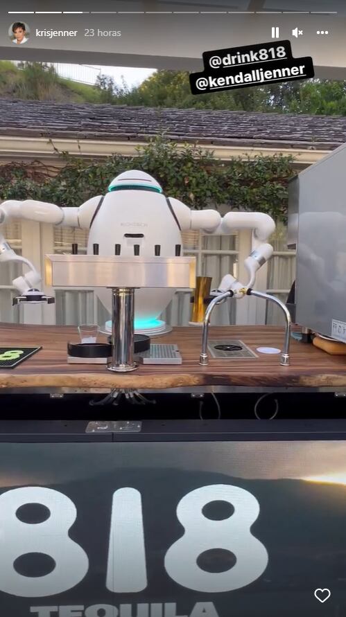 Parte del video que publicó Kris Jenner en la presentación de la bebida. (Foto: @krisjenner / Instagram)