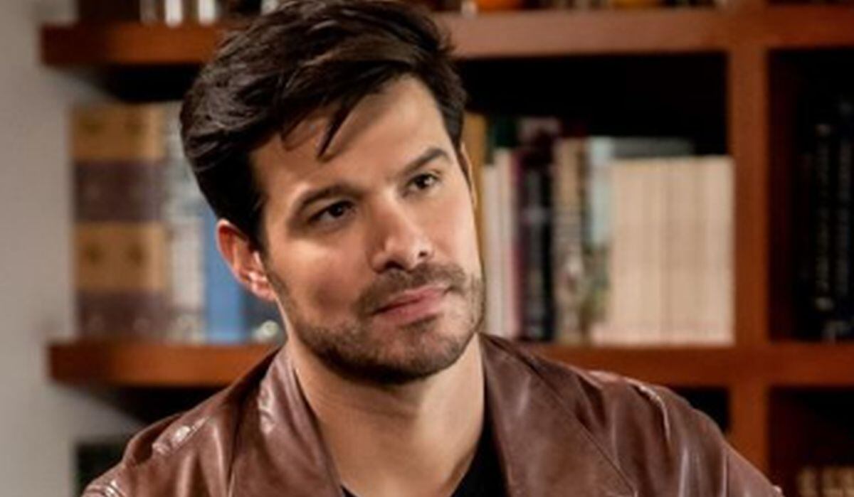 Brandon Peniche actuando bajo el personaje de Manolo en "Pienso en ti" (Foto: TelevisaUnivision)