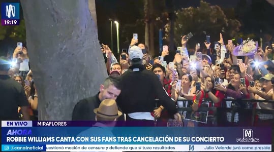 Robbie Williams sale de su hotel en Lima tras cancelación de su segundo concierto.