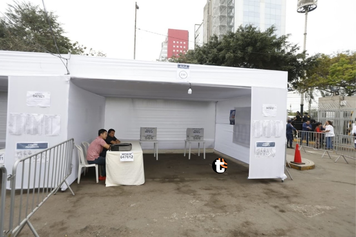 La mesa de votación donde sufragará el candidato a primer regidor por Lima, Rafael López Aliaga, aún no ha sido instalada debido a la ausencia de sus miembros de mesa. Foto: Mario Zapata N./ @photo.gec