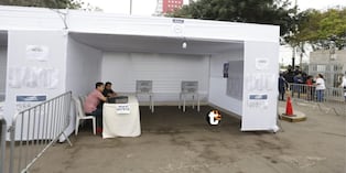La mesa de votación donde sufragará el candidato a primer regidor por Lima, Rafael López Aliaga, aún no ha sido instalada debido a la ausencia de sus miembros de mesa. Foto: Mario Zapata N./ @photo.gec
