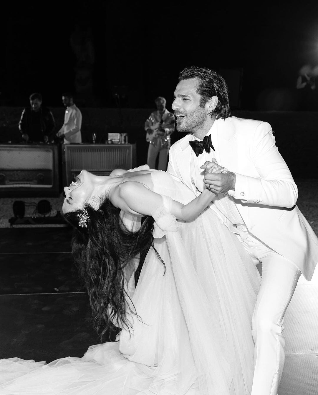Özge Gürel y Serkan Çayoğlu han celebrado una segunda boda en Italia (Foto: Özge Gürel/ Instagram)