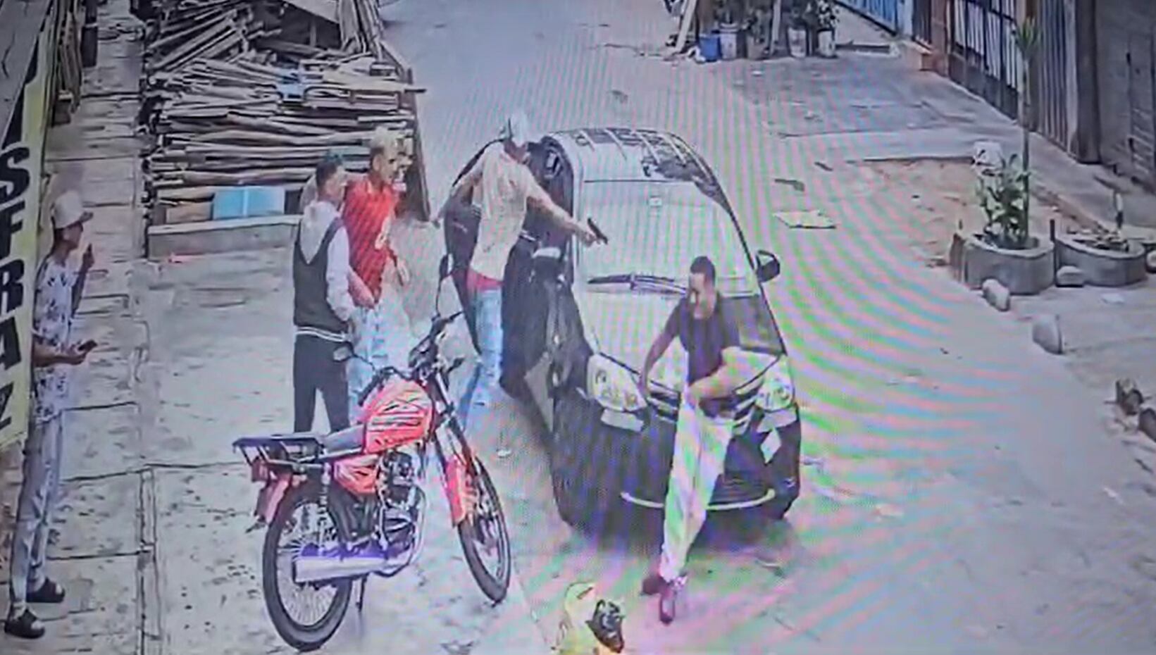 Momento en que uno de los secuestradores dispara al empresario.