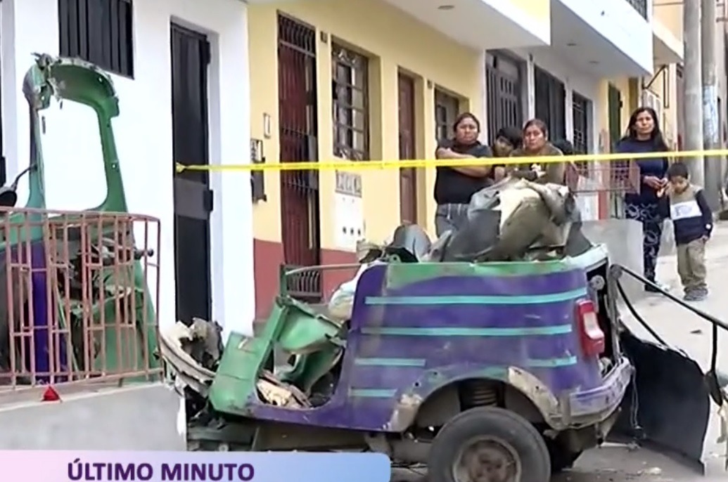 Mototaxi quedó arruinada por explosión. (Captura Panamericana)