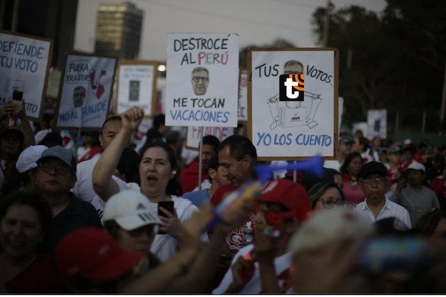 Cientos de personas se concentran en la Avenida de La Peruanidad en el Campo de Marte de Jesús María, para protestar contra el jefe de la ONPE Piero Corvetto y el presunto fraude reclamado por el partido de Renovación Popular.
Fotos: Julio Reaño/@photo.gec