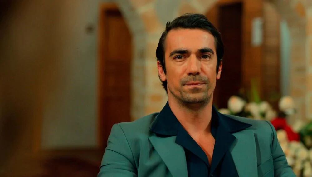 La provocación de Fikret a Mehmet en la cena en la telenovela turca "Tierra amarga" (Foto: Tims & B Productions)