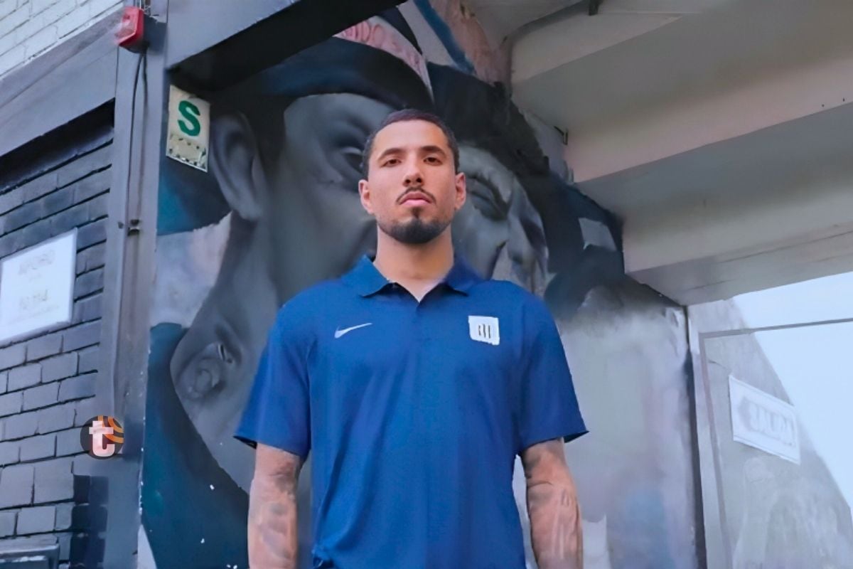 Sergio Peña posa cerca a la tribuna donde alienta el 'Comando Sur (Foto: @AlianzaLima)