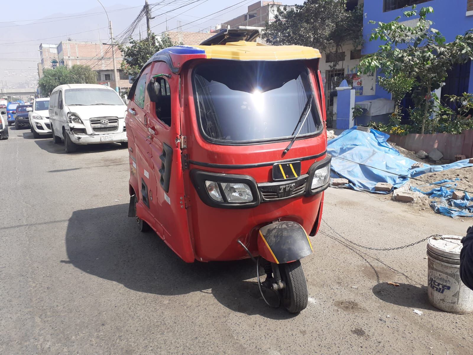 Tres venezolanos, presuntos miembros de la banda 'Los Chamos de Campoy', quienes en media hora asaltaron a dos padres, sus hijos menores, y luego a una jovencita, fueron atrapados por un equipo de policías de la comisaria de Zárate, en San Juan de Lurigancho.