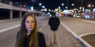 La hipervigilancia mantiene a la persona en estado de alerta constante, interpretando ruidos o movimientos cotidianos como posibles amenazas. Foto: Istock