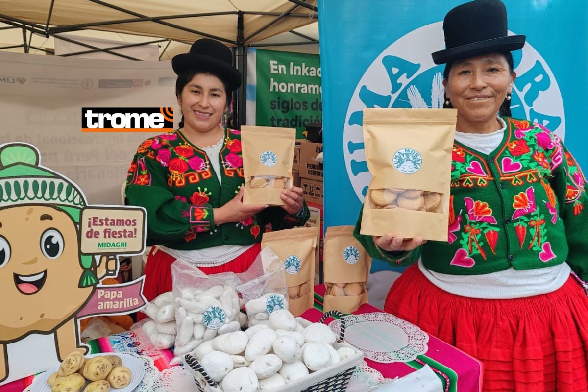 Productoras de papas de Ilave, Puno presentes con sus galletas hechas con este tubérculo. Foto: Katty Gines.