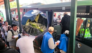 Se reanuda traslado de turistas a Machu Picchu: Policías se ven obligados a acompañar buses