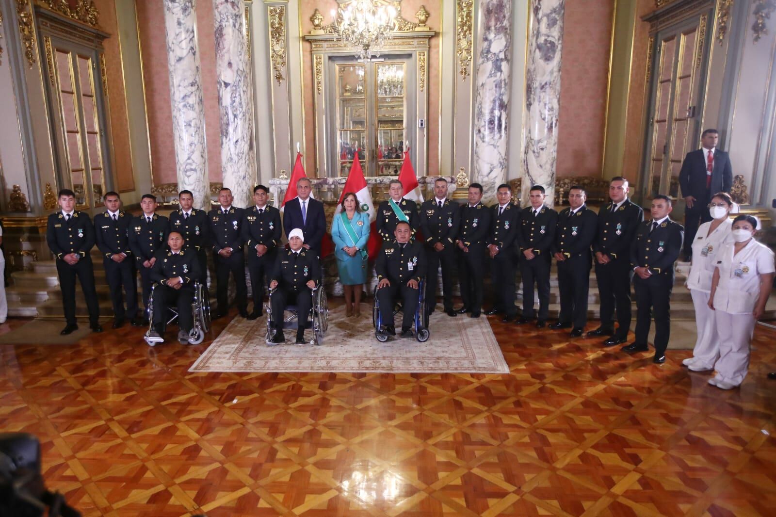 Dina Boluarte condecoró a los policías que tuvieron acciones meritorias en los últimos meses. Fotos: jorge.cerdan/@photo.gec