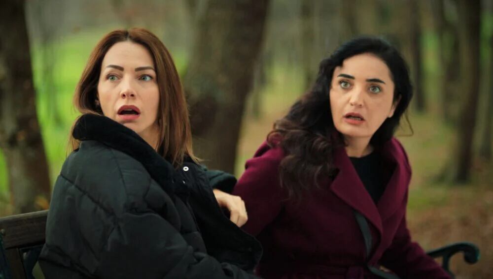 Berk y Aybike son descubiertos por sus madres en la telenovela turca "Hermanos" (Foto: NG Medya)