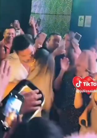 Shirley Arica y Pablo Heredia se besaron en el cumpleaños de la 'Chica realidad'. / VIDEO: @julissaidem.