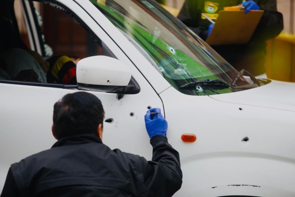 Sicarios balean a dos hombres dentro de un vehículo en la calle Luna Pizarro en el Callao. (Foto: @photo.gec)