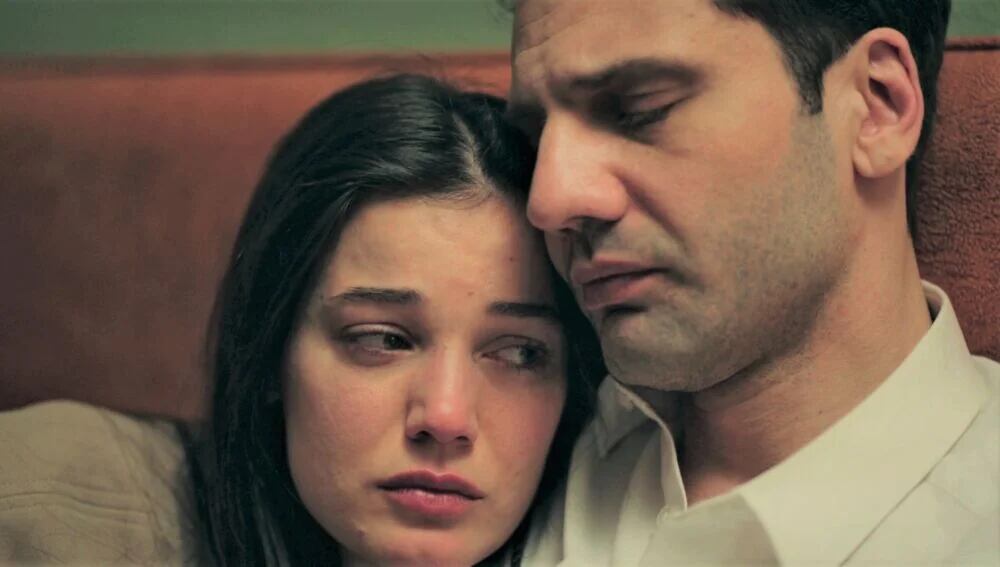 Ceylin está muy afectada por la muerte de su padre en la telenovela turca "Secretos de familia" (Foto: Ay Yapım)