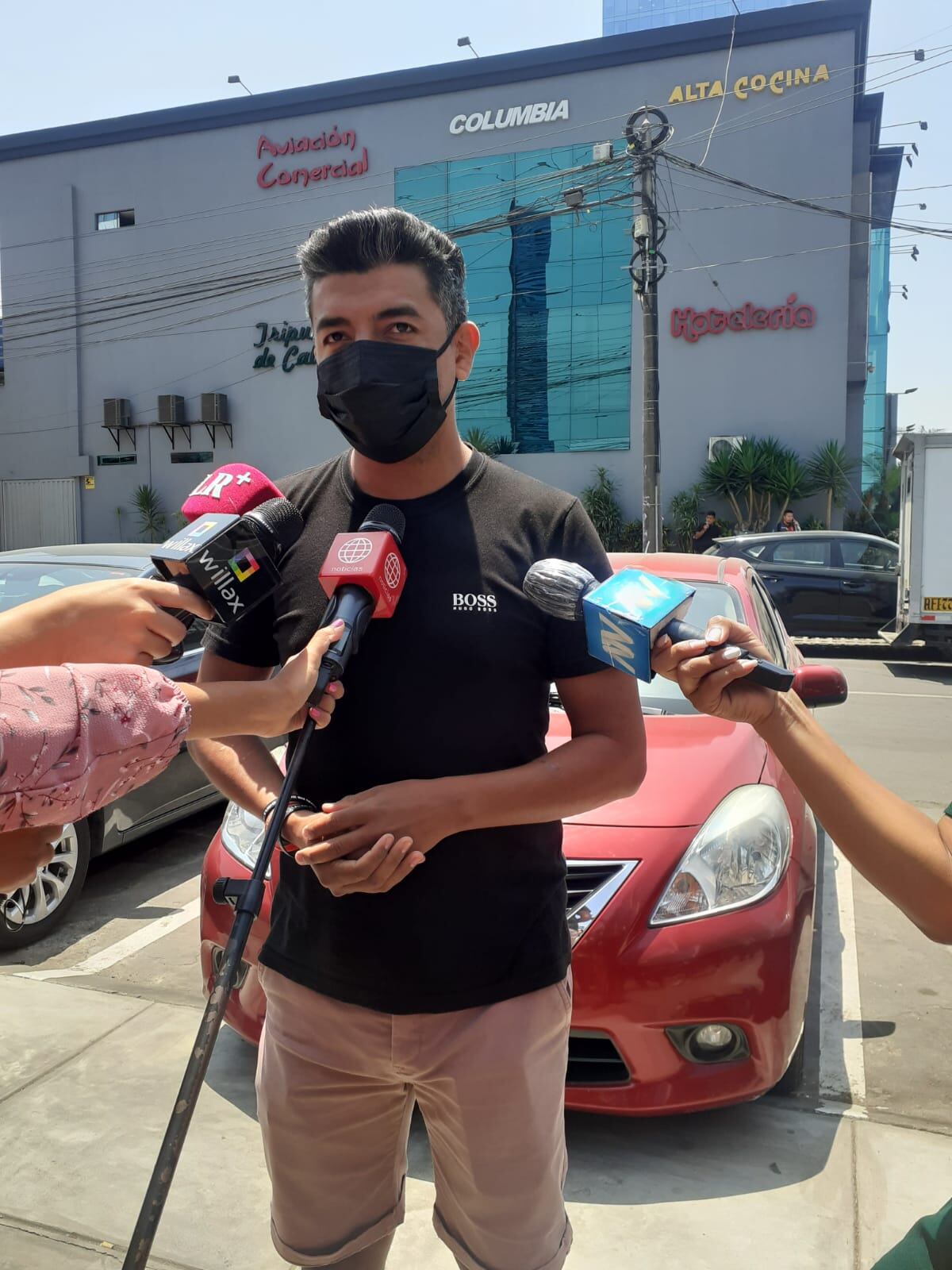 Dos delincuentes armados hirieron de un balazo a un empresario ferretero por cadena de oro.