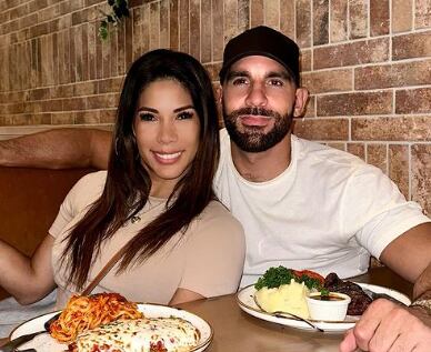 Karen Dejo y su pareja