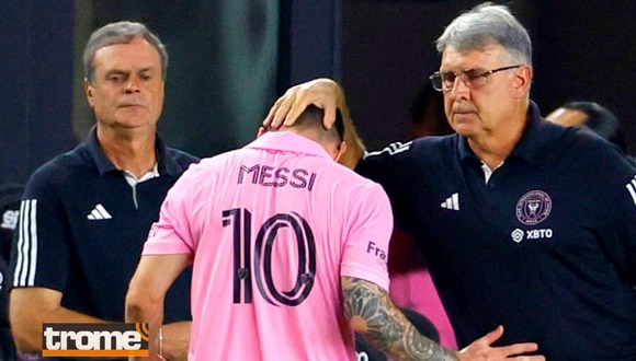 Lionel Messi es consolado por Tata Martino tras dejar campo (Foto: AP)