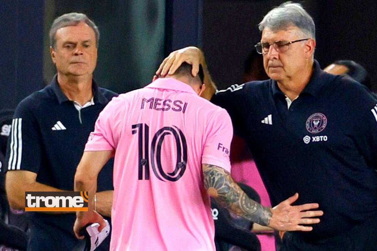 Lionel Messi es consolado por Tata Martino tras dejar campo (Foto: AP)