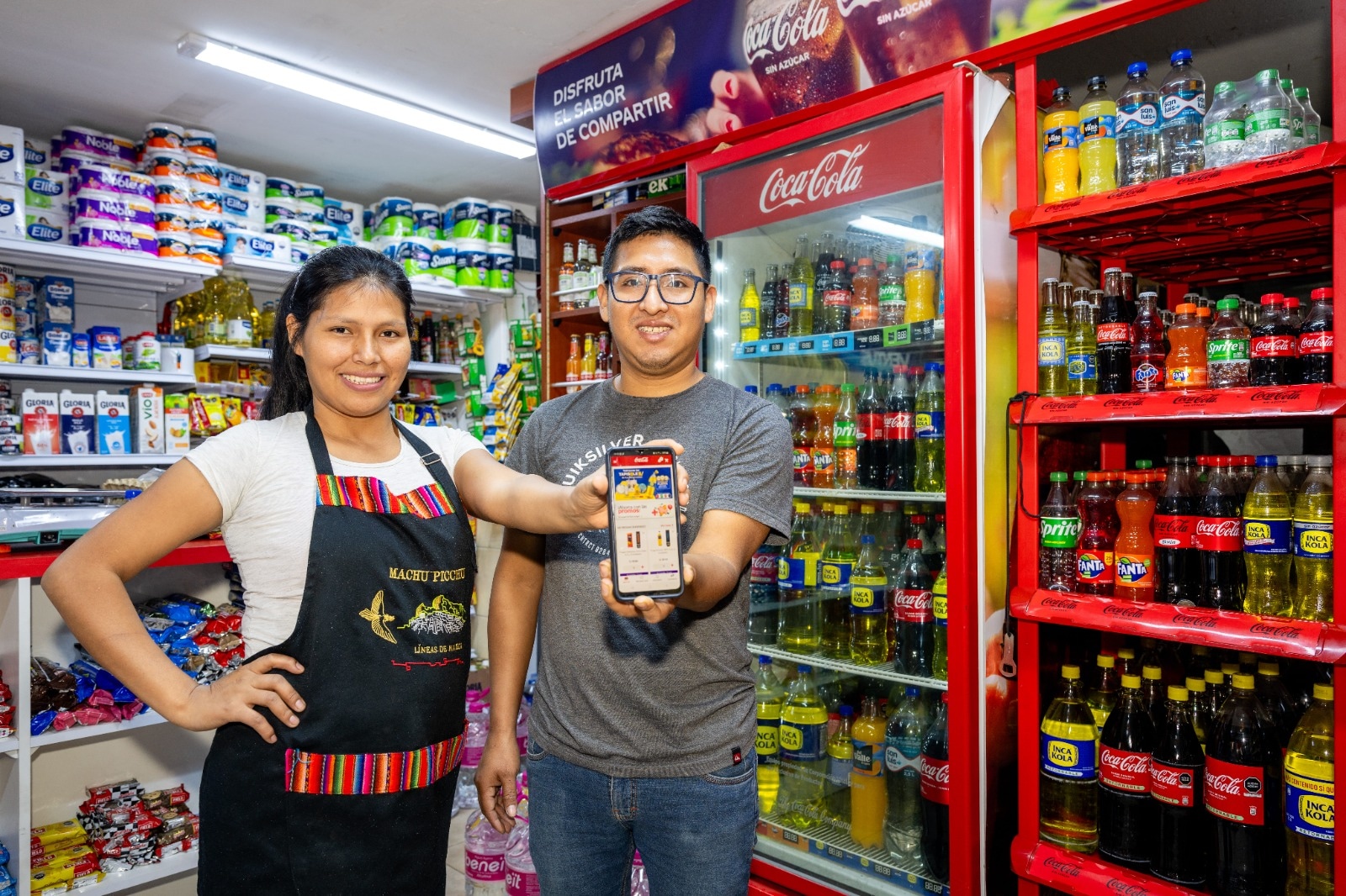 Los bodegueros se familiarizan con las principales funciones de AC Digital, un aplicativo que permite fortalecer la interacción entre el canal tradicional (las bodegas) y su proveedor Arca Continental Lindley.