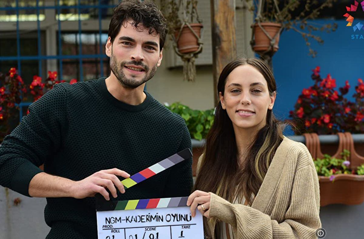 Akin Akinözü junto a Öykü Karayel en la telenovela "El juego de mi destino" (Foto: NGM)