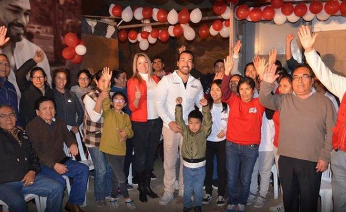 La pareja durante una reunión en el distrito de La Molina. (Foto: Álvaro Paz de la Barra / Instagram)