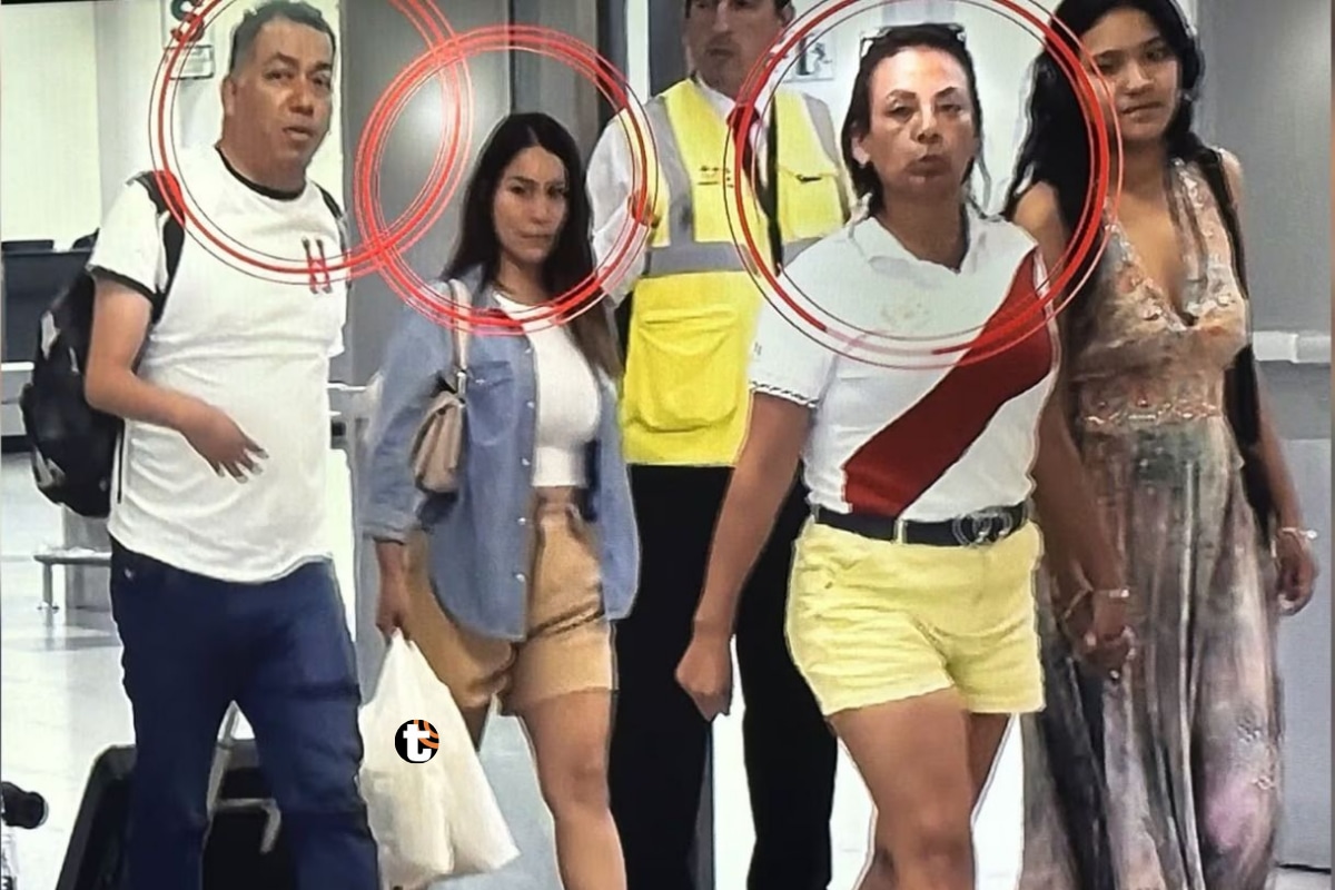 Kira Alcarraz sale en el aeropuerto delante de Darwin Espinoza y la presunta pareja de este. Foto: Punto final.