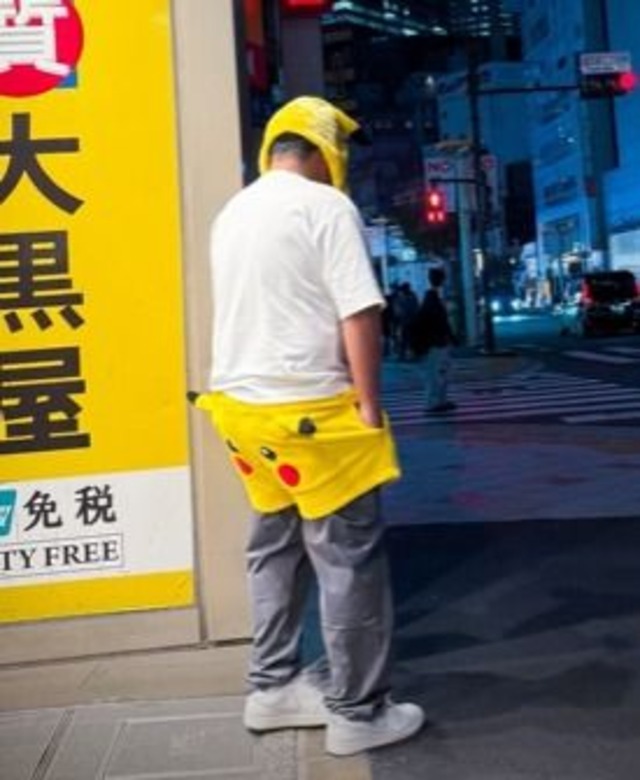 Jorge Luna haciendo travesuras como Pikachu.