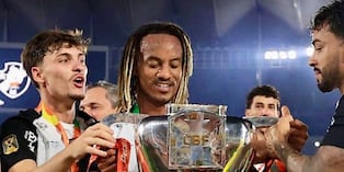 André Carrillo celebra la conquista del título (Foto: @alexcarrillo60)